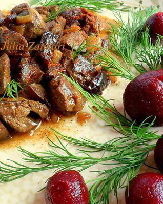 Куриная печень с черносливом и свеклой