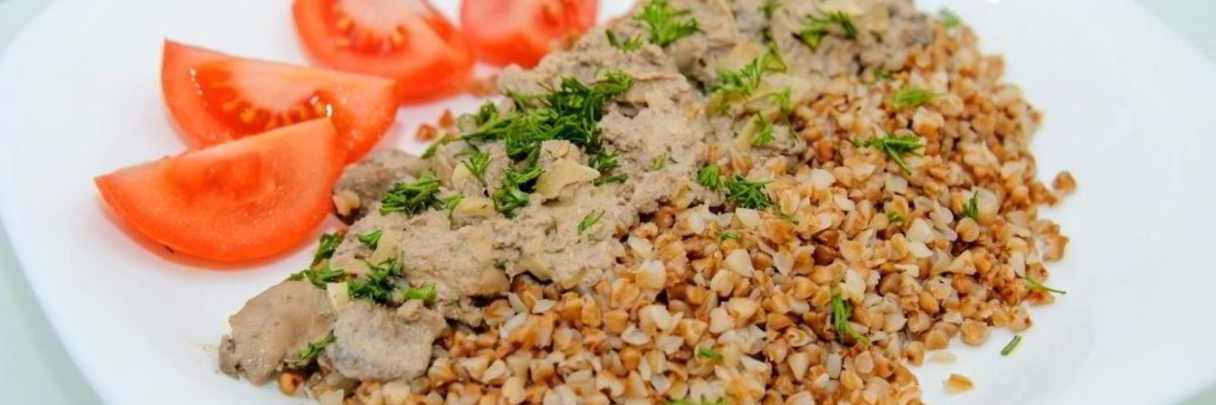 Куриная печень с грибами в сметане