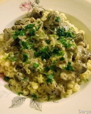 Куриная печень с сердечками в сметанном соусе