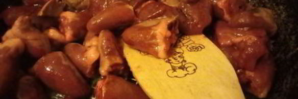 куриная печень с сердечками в сметанном соусе