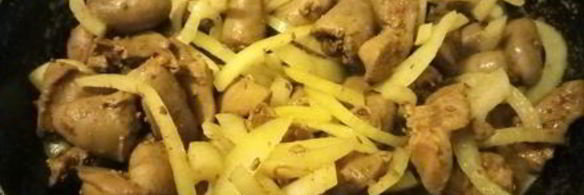 куриная печень с сердечками в сметанном соусе