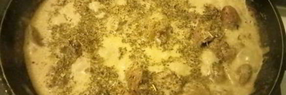 куриная печень с сердечками в сметанном соусе