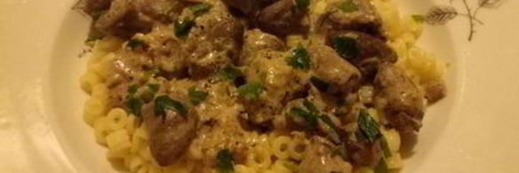 куриная печень с сердечками в сметанном соусе