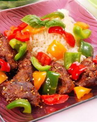 Куриная печень со сладким перцем, редисом и кунжутом