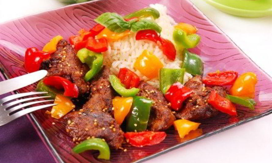 Рецепт куриной печени со сладким перцем, редисом и кунжутом