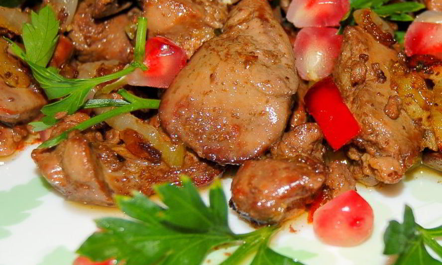 Рецепт куриной печени , тушенной в красном вине с гранатами
