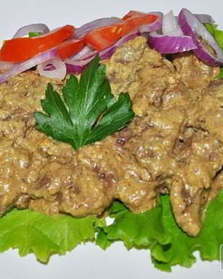 Куриная печень в орехово-сметанном соусе