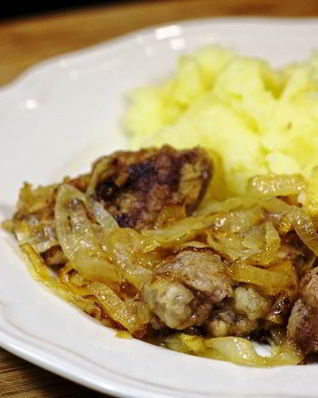 Куриная печень, жареная с луком