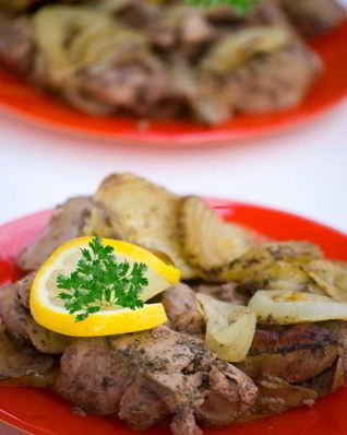 Маринованная куриная печень со сладким перцем, луком, чесноком и имбирем