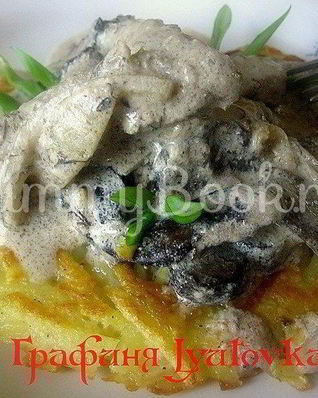 Печень с грибами на картофельном блине