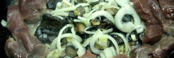 печень с грибами на картофельном блине