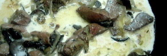 печень с грибами на картофельном блине