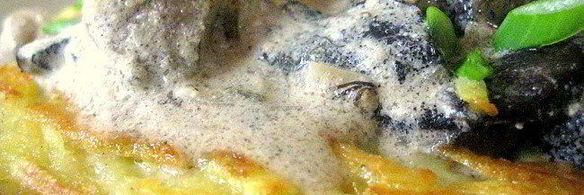 печень с грибами на картофельном блине