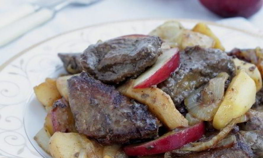 Рецепт печени с яблоками и луком