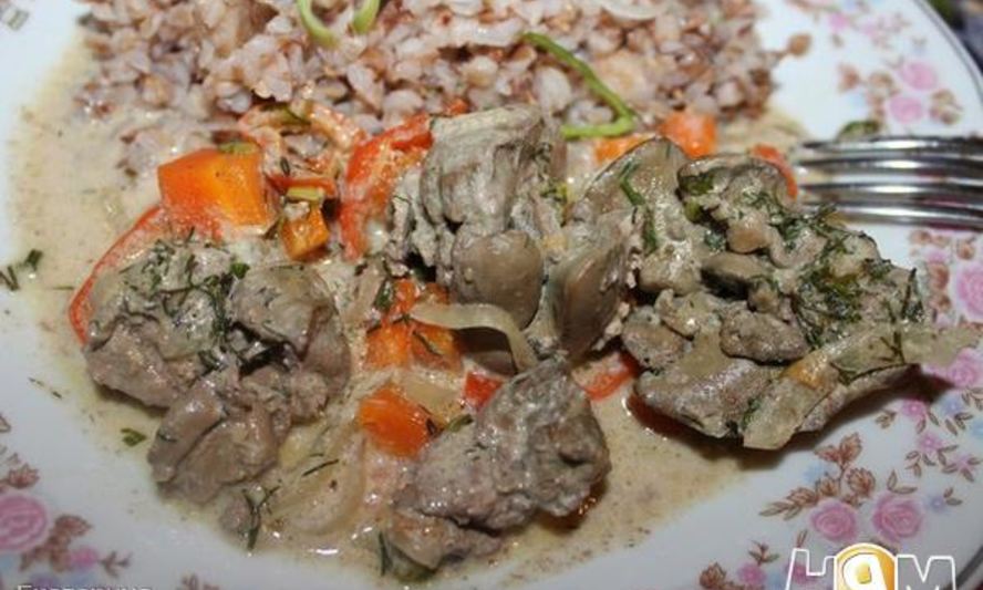 Рецепт печени, тушеной с овощами и сметаной