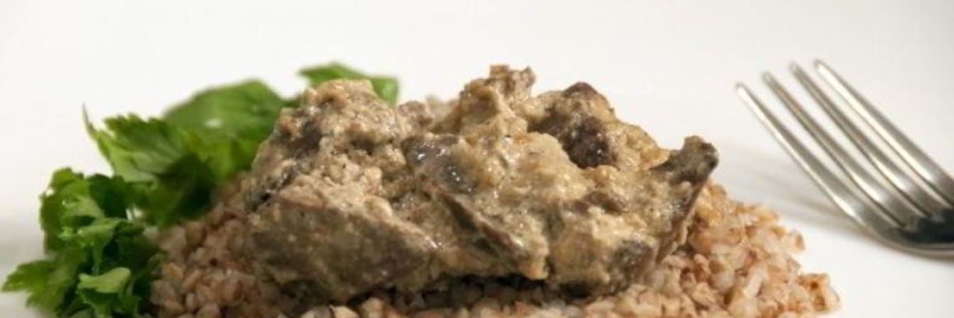 Печень, тушеная в сметане с луком