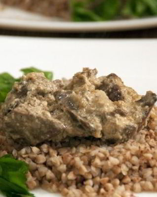 Печень, тушеная в сметане с луком