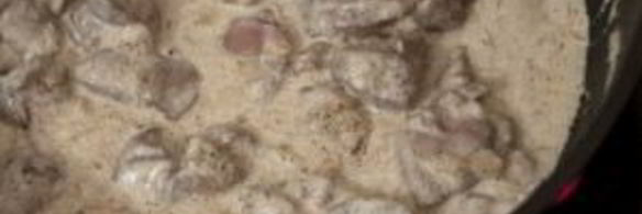 печень, тушеная в сметане с луком