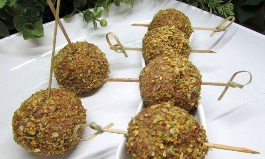 Рецепт печеночных шариков с жареным луком в фисташках