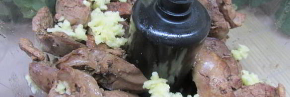 печеночные шарики с жареным луком в фисташках