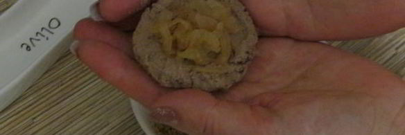 печеночные шарики с жареным луком в фисташках