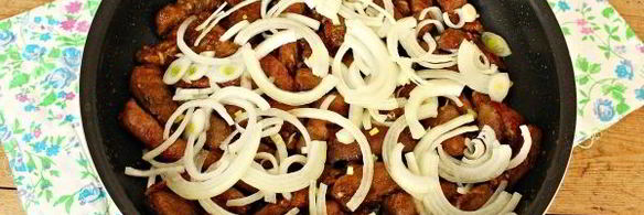 свиная печень, тушенная в томатно-соевом соусе