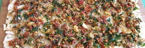 сырное печенье с песто из помидоров, оливок и зелени