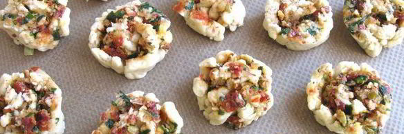 сырное печенье с песто из помидоров, оливок и зелени