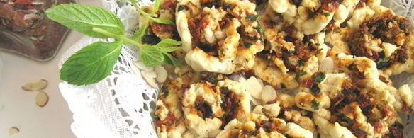 сырное печенье с песто из помидоров, оливок и зелени