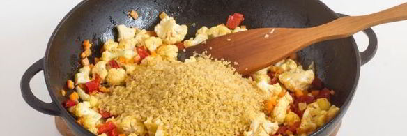 плов из булгура с цветной капустой и перцем