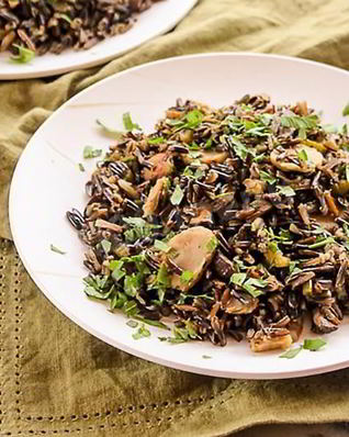 Плов из дикого риса с грибами и каштанами