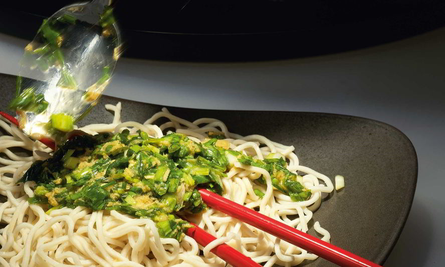 Рецепт пшеничной лапши с соусом из зеленого лука и имбиря