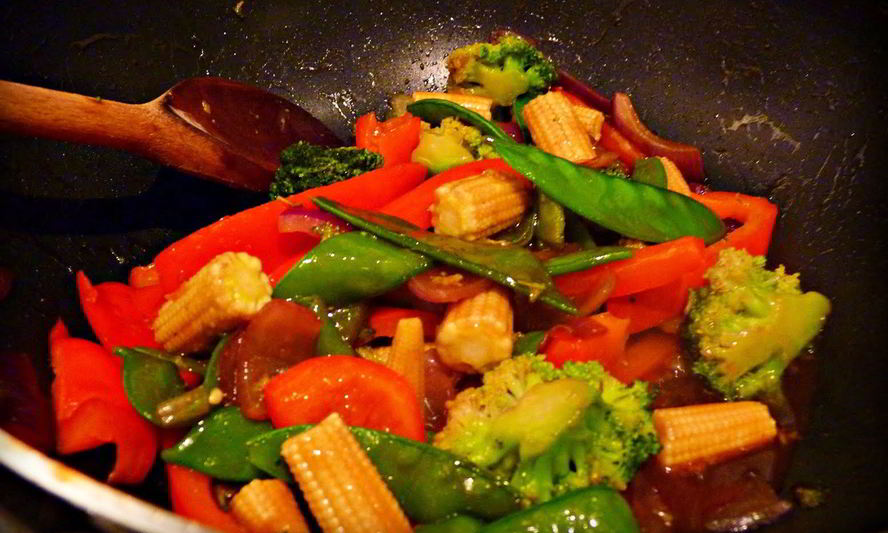 Рецепт быстрого овощного рагу с базиликом и чили