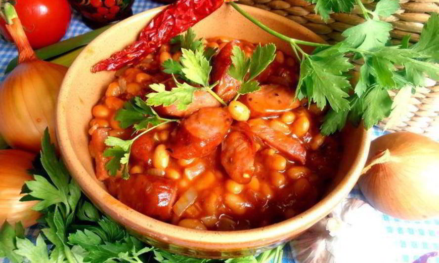 Рецепт быстрого рагу с колбасками и фасолью