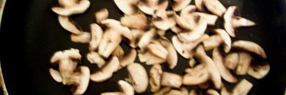 грибное рагу с яйцом пашот и крутонами