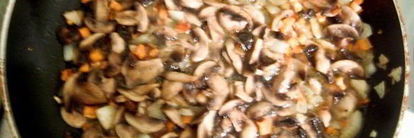 грибное рагу с яйцом пашот и крутонами