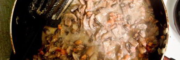 грибное рагу с яйцом пашот и крутонами