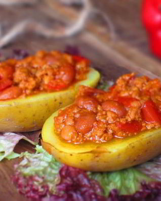 Картофель, фаршированный мясным рагу с фасолью