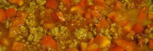 картофель, фаршированный мясным рагу с фасолью