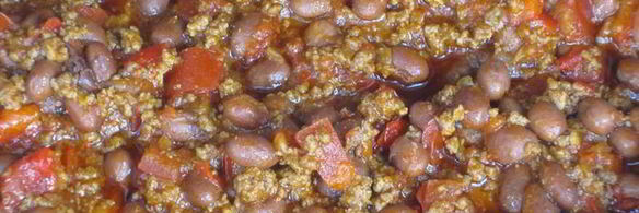 картофель, фаршированный мясным рагу с фасолью