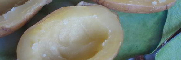 картофель, фаршированный мясным рагу с фасолью