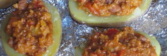 картофель, фаршированный мясным рагу с фасолью