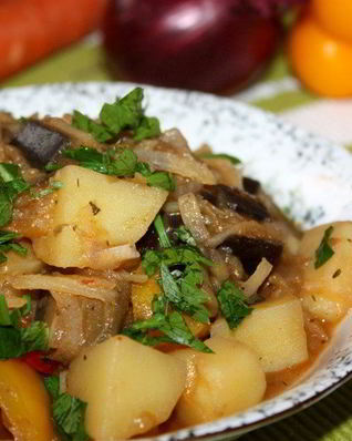 Картофельное рагу с баклажанами и перцем