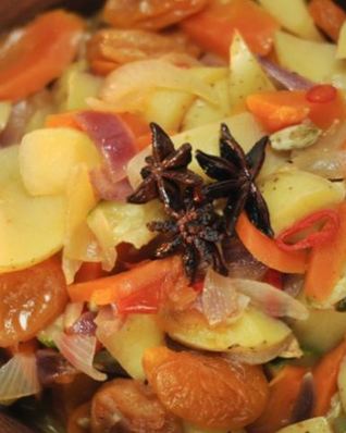 Картофельное рагу с курагой