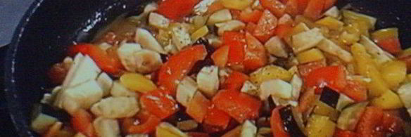 куриное филе с овощным рагу под бальзамическим соусом