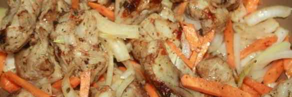 летнее рагу со свининой и зеленым горошком в стручках и свежими овощами