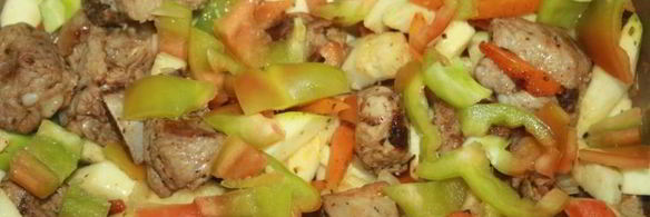 летнее рагу со свининой и зеленым горошком в стручках и свежими овощами