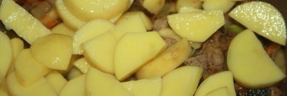 летнее рагу со свининой и зеленым горошком в стручках и свежими овощами