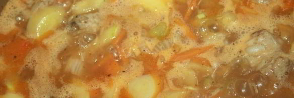 летнее рагу со свининой и зеленым горошком в стручках и свежими овощами