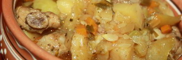 летнее рагу со свининой и зеленым горошком в стручках и свежими овощами